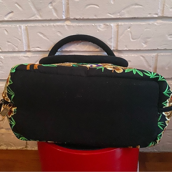 🇨🇦🇨🇦🇨🇦 Embroidery Dome-Style Handbag - Picture 4 of 4